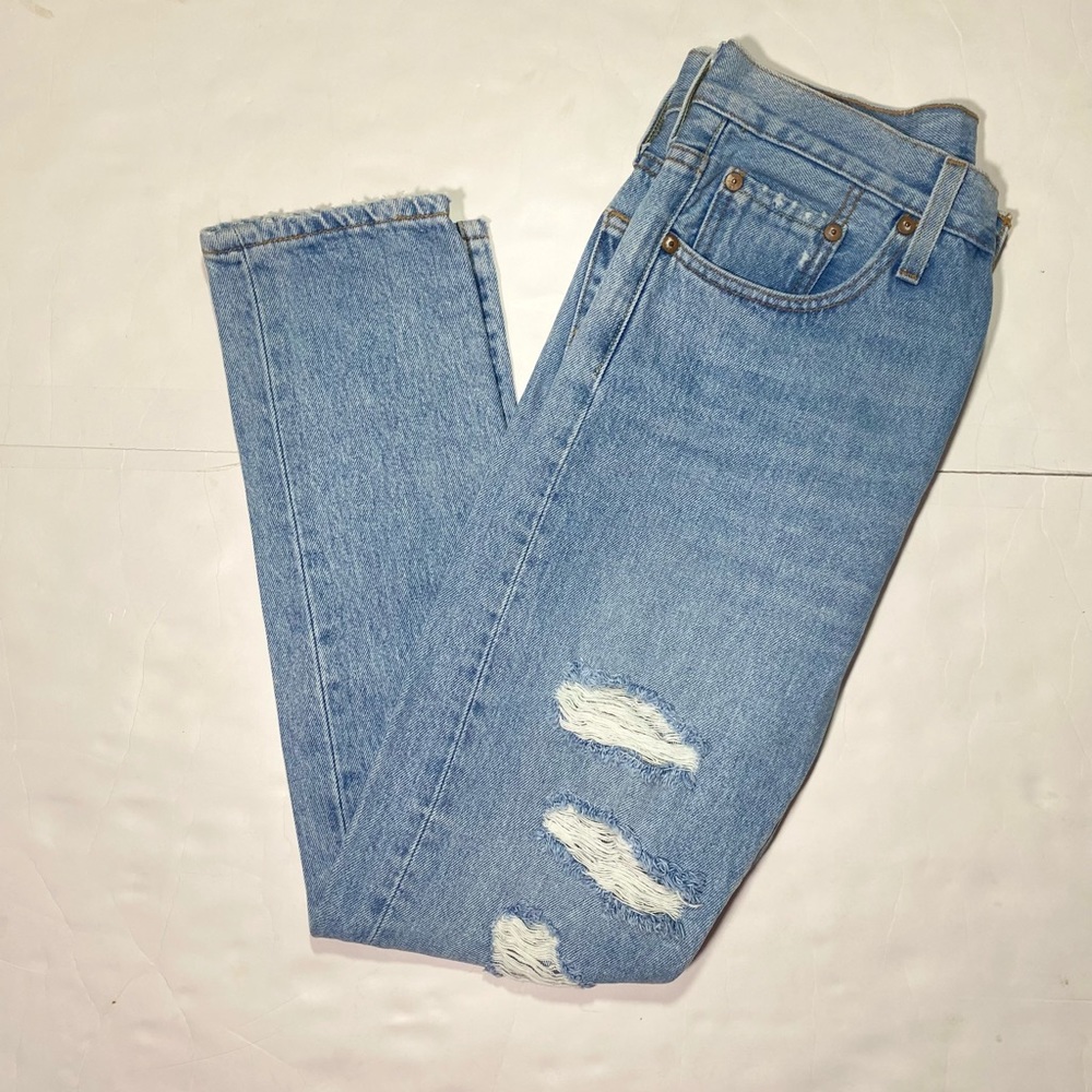 Levi’s Women’s 501 Distressed Button Fly Skinny Jeans 26x28 Size 26‎